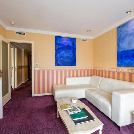 Hotel Eurostars Araguaney Santiago de Compostela Pokój zdjęcie A suite at the hotel