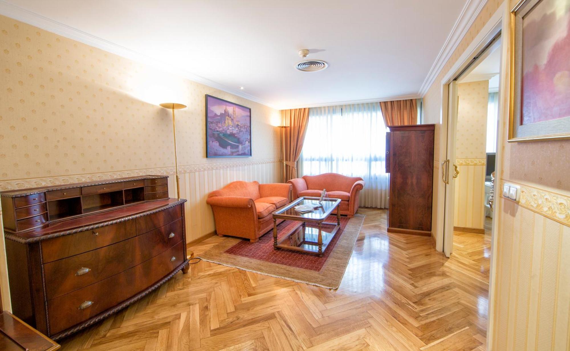 Hotel Eurostars Araguaney Santiago de Compostela Pokój zdjęcie A living room in a hotel suite